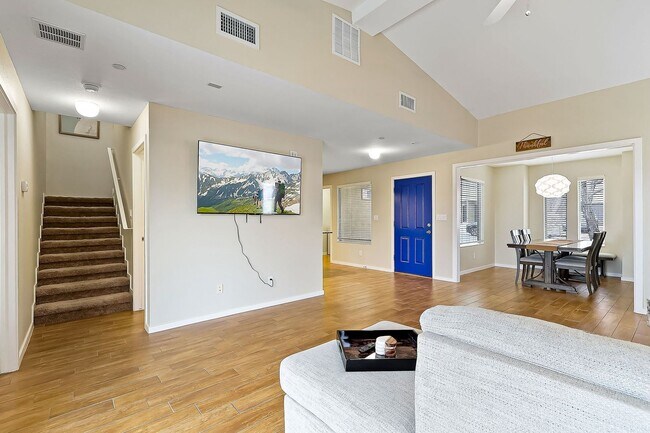 Foto del edificio - Spectacular Two Story Westside Duplex With...