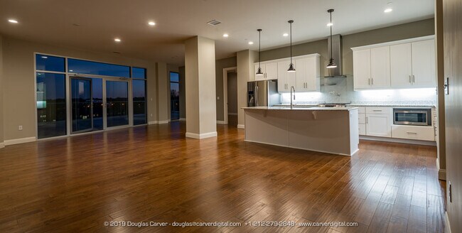 502 Sala de estar y cocina 3 - Falls Park Place