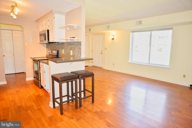 Building Photo - 404 Village Walk