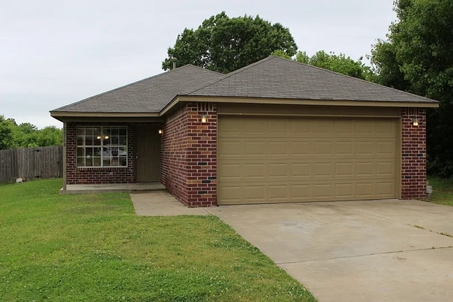Building Photo - Charming 3 Bed / 2 Bath Home in Coweta – Spacious Lot + Creek Access!