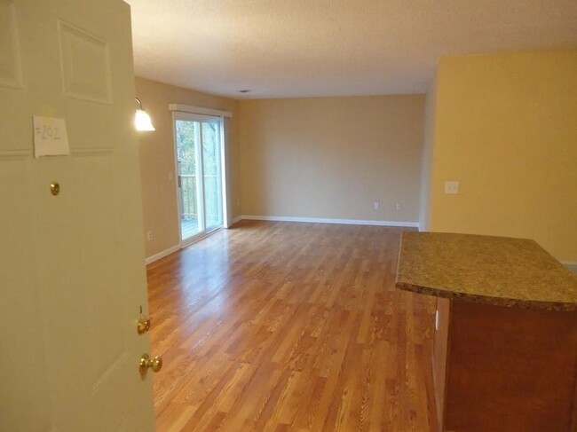 Building Photo - Nice 3 bedroom / 2 bath in Eagan, $1,650