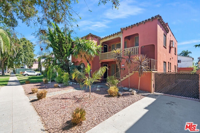 Foto del edificio - 6086 Saturn St