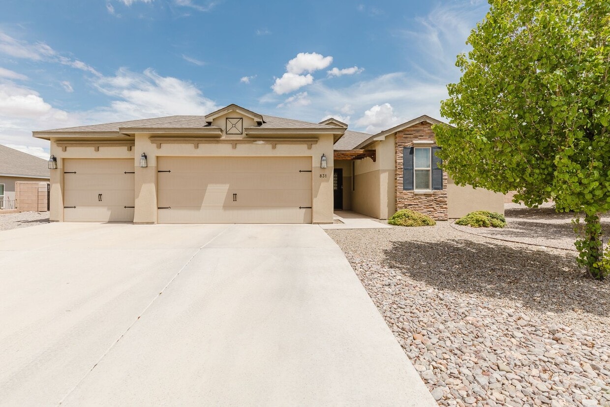 Foto principal - Spacious 3 Bedroom 2 Bath Home with 3-Car ...