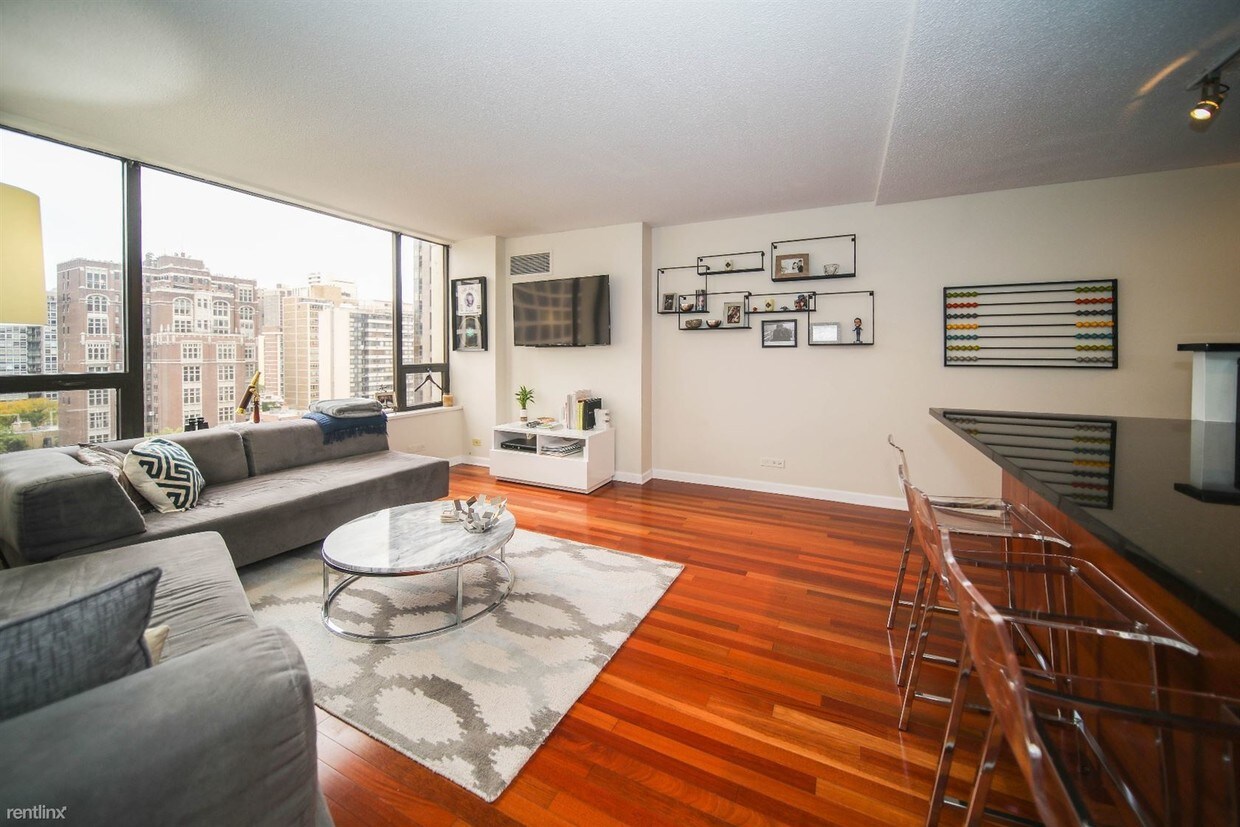 Foto principal - 2 E Oak St