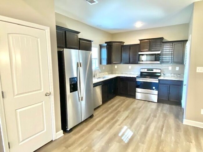 Foto del edificio - Now Leasing a Brand New 4-Bedroom 2.5 Bath...