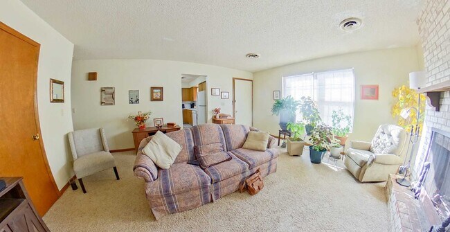 Foto del edificio - 3D Tour Available - Cozy Two Bedroom + Law...