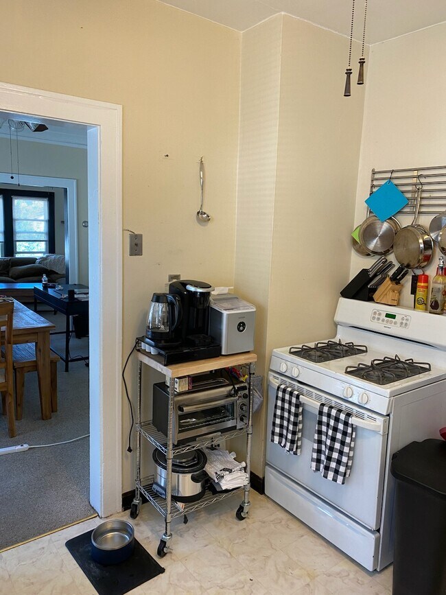 Vista del horno/estufa de gas. - 2100 Chesterland Ave