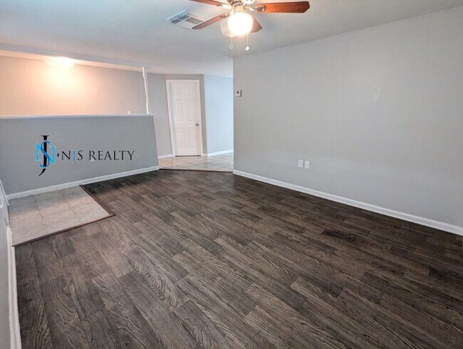 Building Photo - BEAUTIFUL, Large - 4/2 1500 Sq. Ft., Renov...