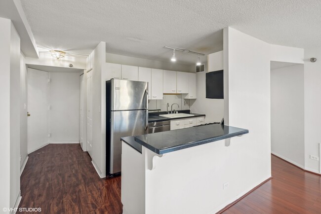 Building Photo - 1309 N Wells St