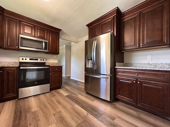 Foto del edificio - Charming 3-Bedroom Home with Bonus Room & ...