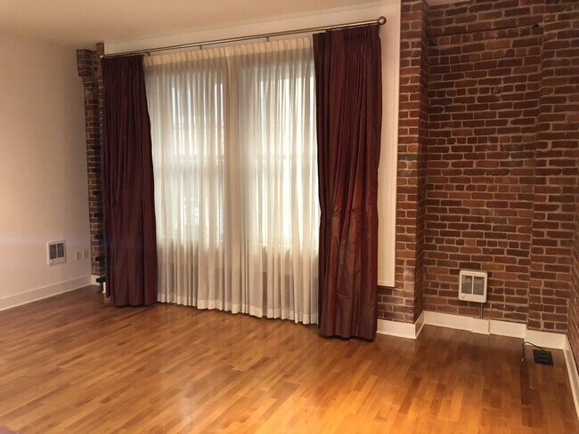 Foto del edificio - The Landmark at Union Square. One Bedroom....