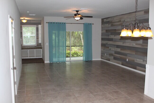 Foto del edificio - 10537 Lake Montauk Dr