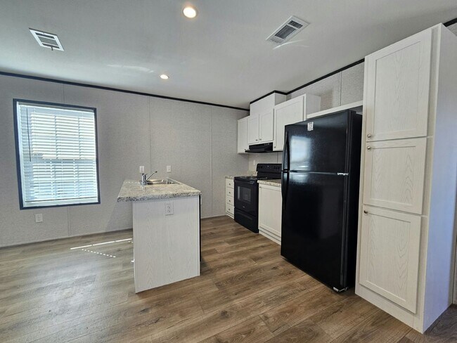 Building Photo - 549 Suwanee Dr