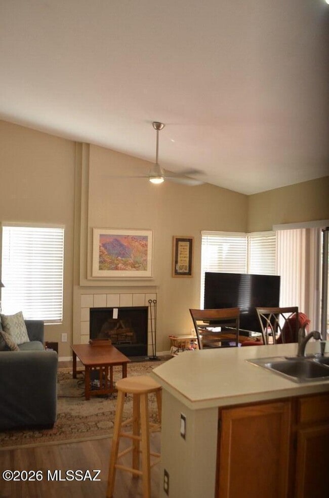 Foto del edificio - 5461 N Waterfield Dr