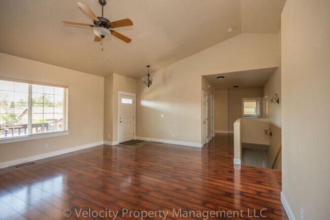 Foto del edificio - Immaculate Bend Home!