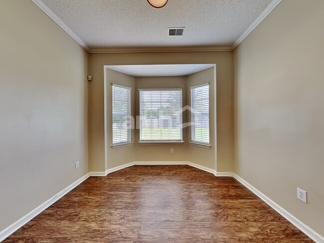 Building Photo - 104 Creekside Drive