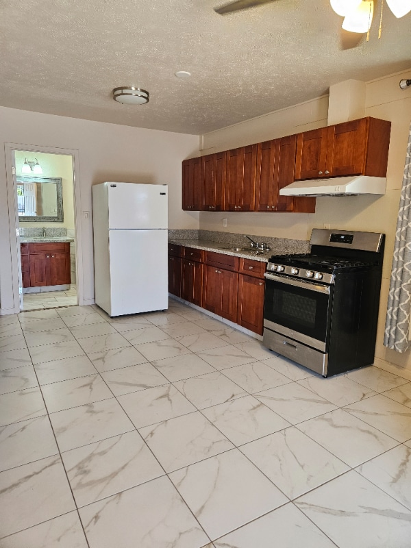 Building Photo - 601 S Papa Ave