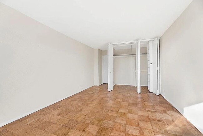 Building Photo - 70-25 Yellowstone Blvd