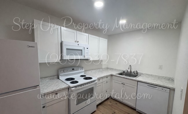 Building Photo - 494 Snell St