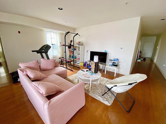 Building Photo - Charming 2 Bed/2 Bath Condo in Heart of Charles Village, Baltimore, MD!