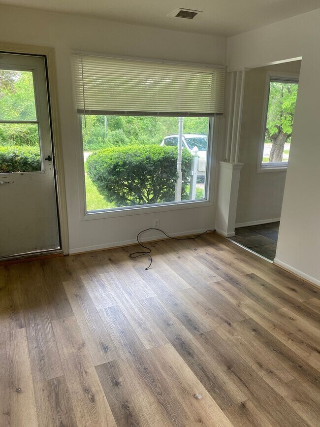 Foto del edificio - Newly painted 3 bedroom 1 bathroom bi-leve...