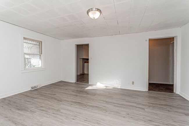 Foto del edificio - Please View 3D Virtual Walk-Through Before Scheduling a Showing