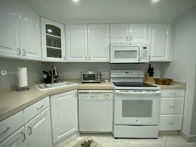 Building Photo - 100 Bayview Dr