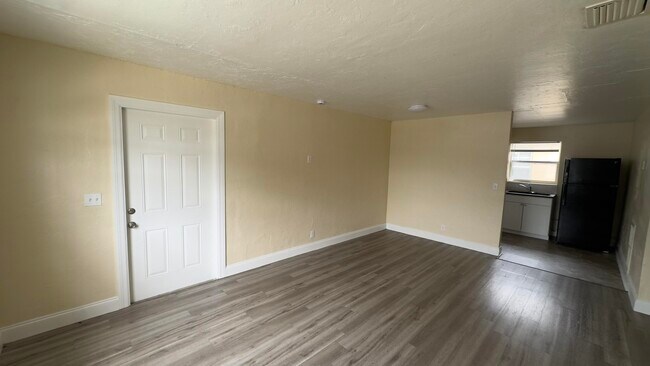 Foto del edificio - 1244 W 36th St