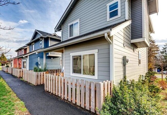 Foto del edificio - Lovely 2 Bedroom Townhouse - Pets Possible