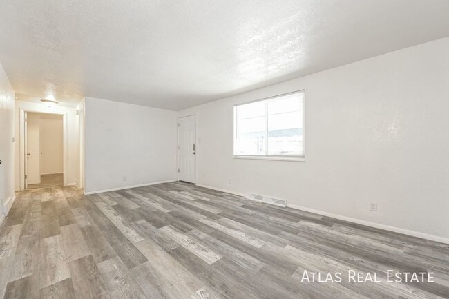 Building Photo - Spacious 3-bedroom Top Floor Duplex! Avail...