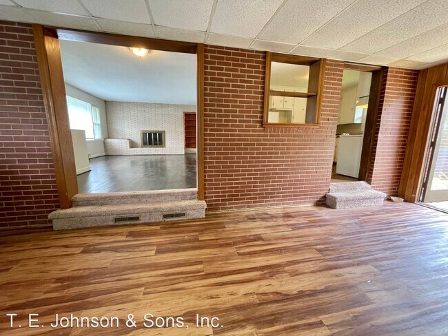 Building Photo - 3 br, 1.5 bath House - 5611 Bethania Rd