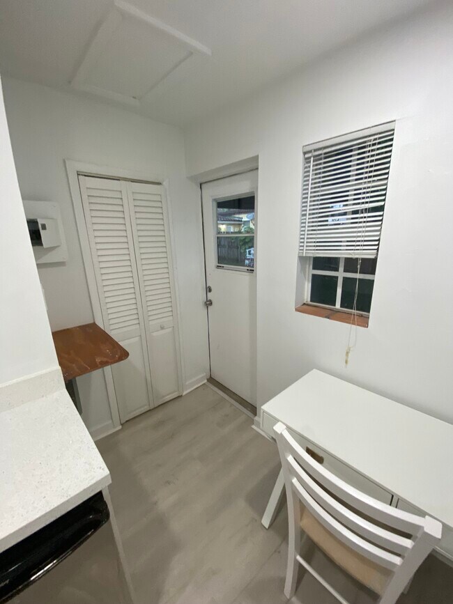 Foto del edificio - 5894 SW 42nd St