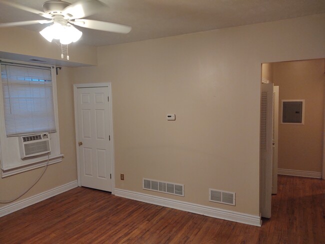 Living room westview window and walk-in closet - 220 W Walnut St