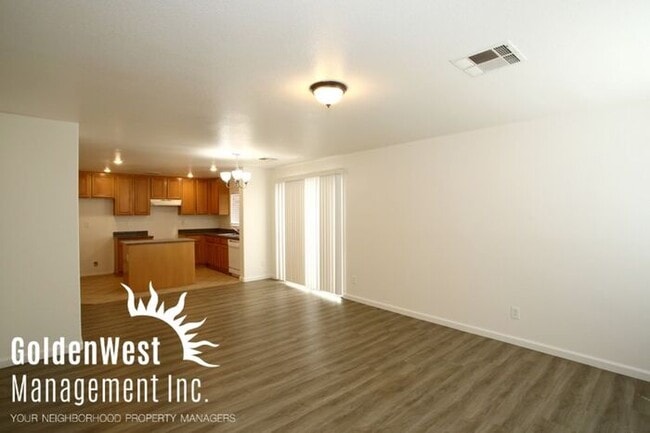 Building Photo - Beautiful Newly Remodeled 3Bdm 2.5Ba Locat...