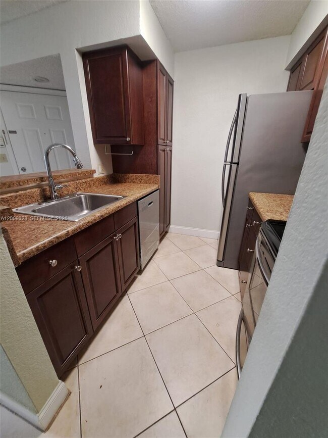 Foto del edificio - 3200 N Palm Aire Dr