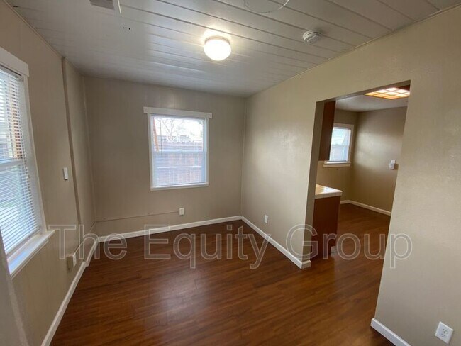 Building Photo - 821 W Houston Ave