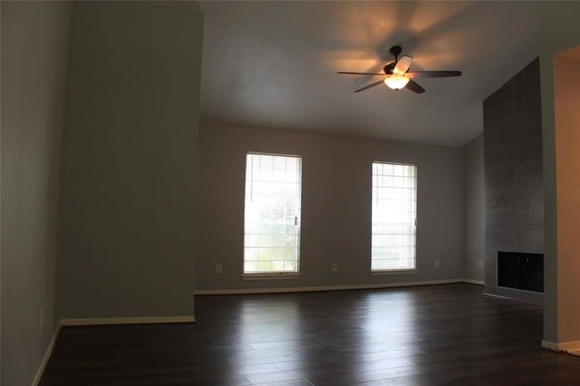 Building Photo - 9341 Westwood Village Dr