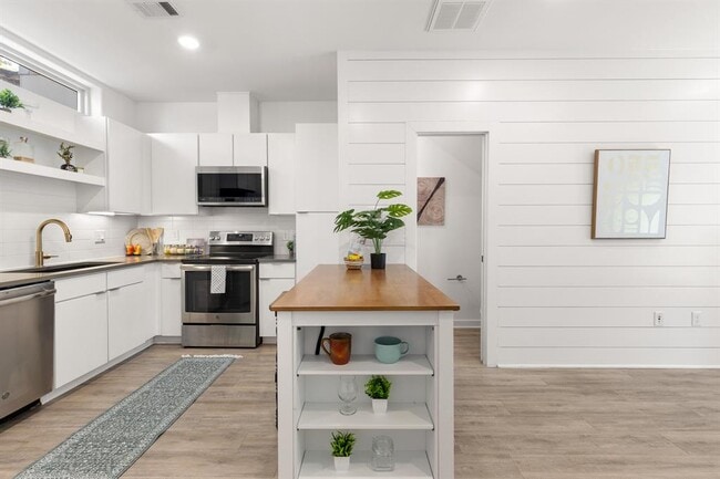 Building Photo - 5924 S Congress Ave