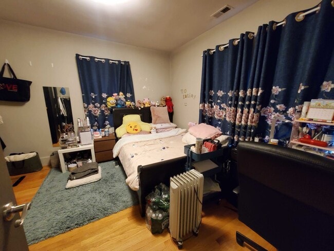 Building Photo - Spacious 5 bedroom