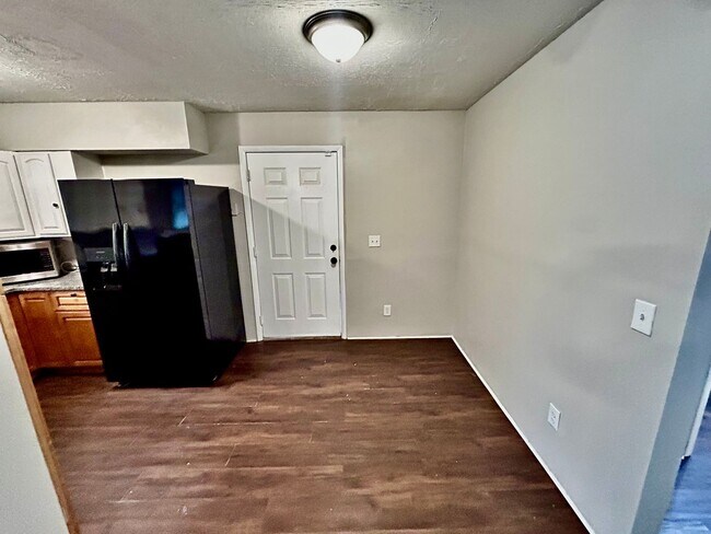Foto del edificio - Beautiful 4 Bed, 2 Bath Home with Fenced i...