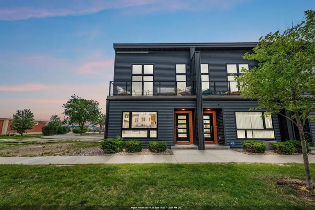 Building Photo - 222 N Van Buren St