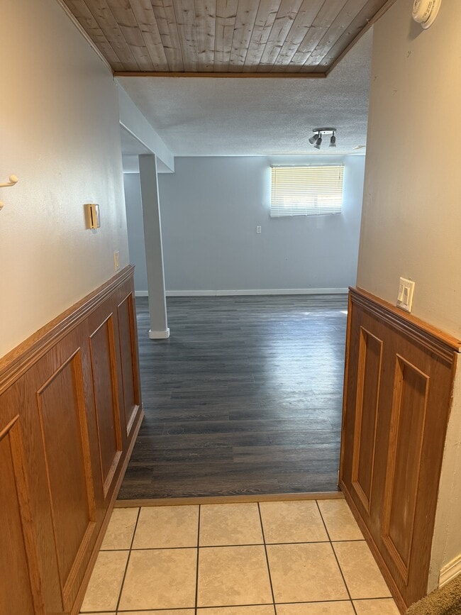 Building Photo - 6017 52 Ave