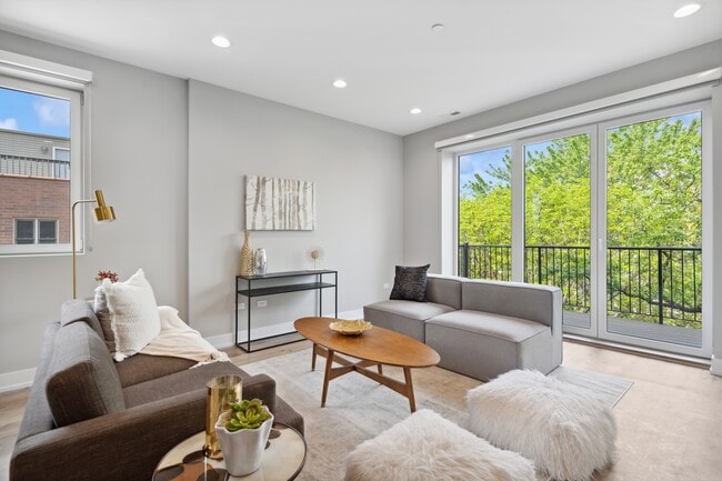 Building Photo - 3335 N Sheffield Ave