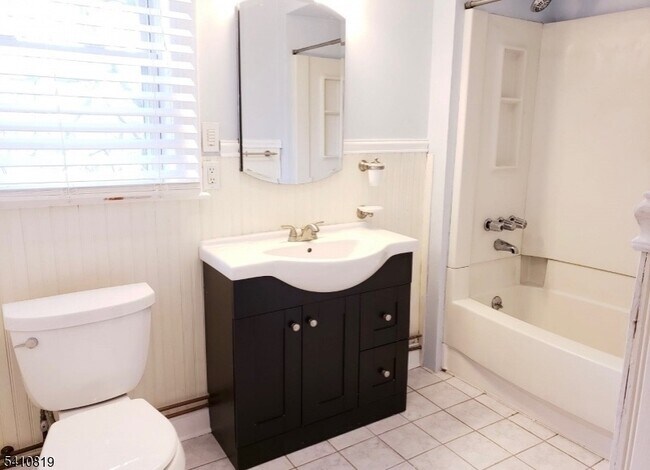 Foto del edificio - 821 Bloomfield Ave