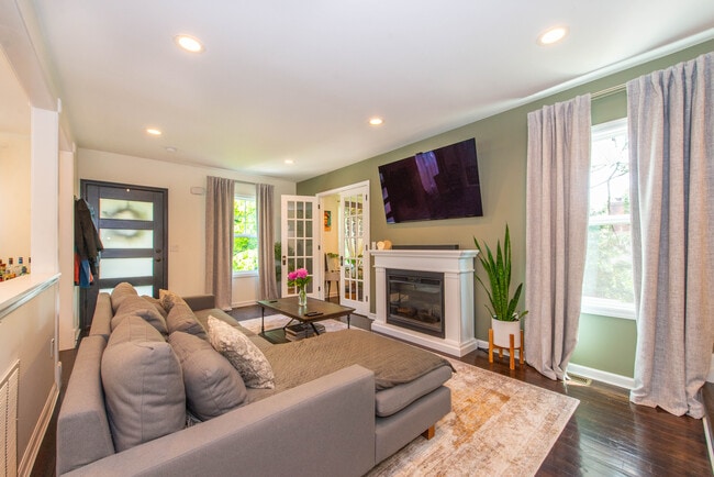 Building Photo - 247 Airmount Ave