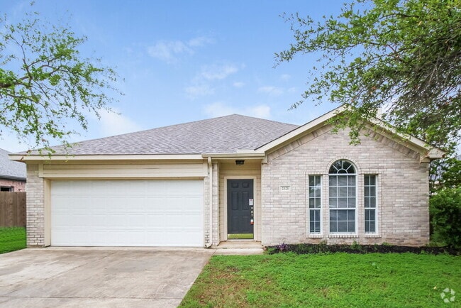 Building Photo - 2321 Wildwood Ln