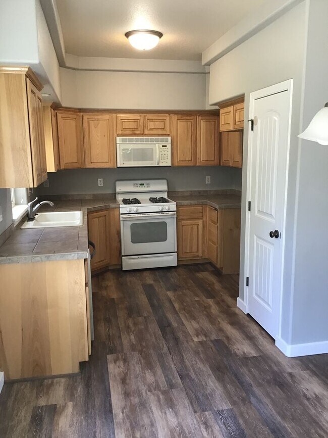 Building Photo - Large Home in NE Redmond