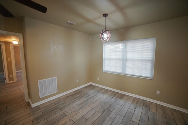 Building Photo - 926 Apache St