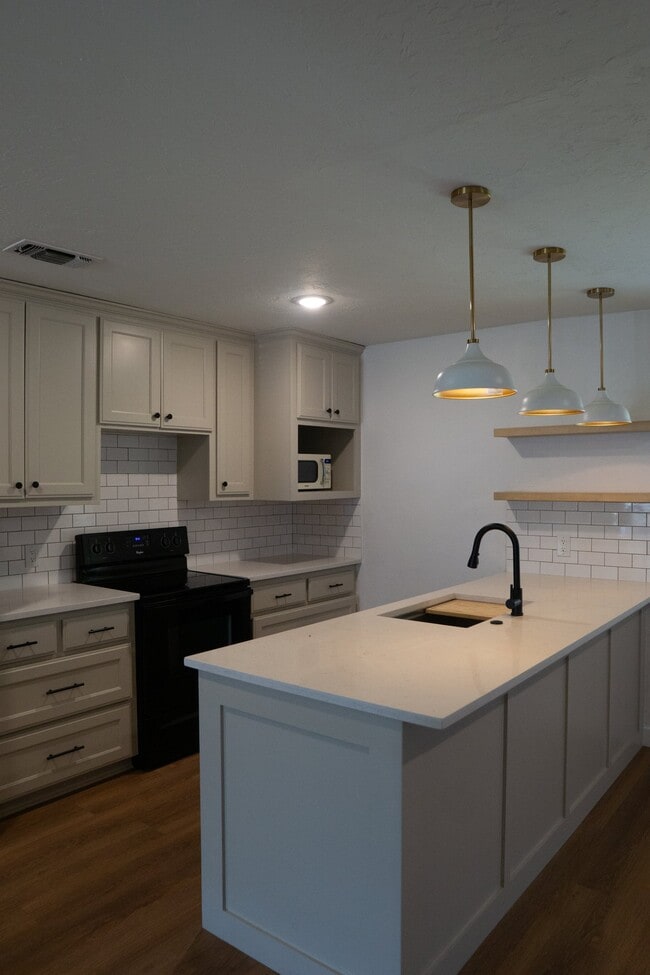 Building Photo - 737 Hallvale Dr