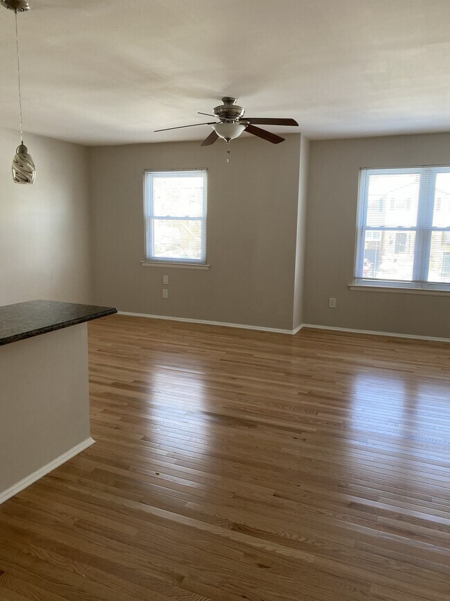 Sala de estar con vista a la ventana - 312 Birch Dr